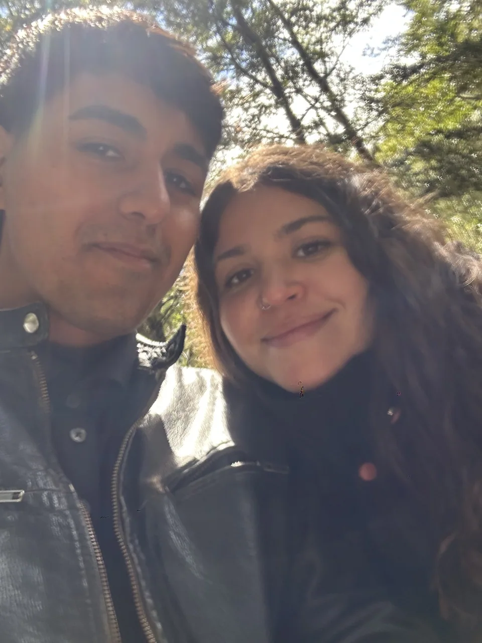 Micaela y Kevin juntos, bajo la luz del bosque